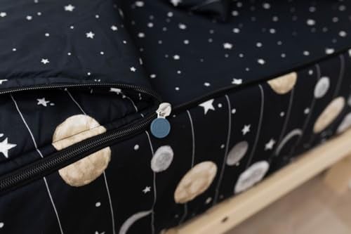 Beddy's بيجامة سرير بيدي ذات طابع الفضاء، غطاء سرير متين بسحاب للأطفال، مجموعة سرير كاملة، ملاءات سوداء وغطاء مريح بمجرة الكون مع نجوم ونظام شمسي، تشمل غطاء وسادة ووسادة مزخرفة، سهل التركيب والغسل - Image 4