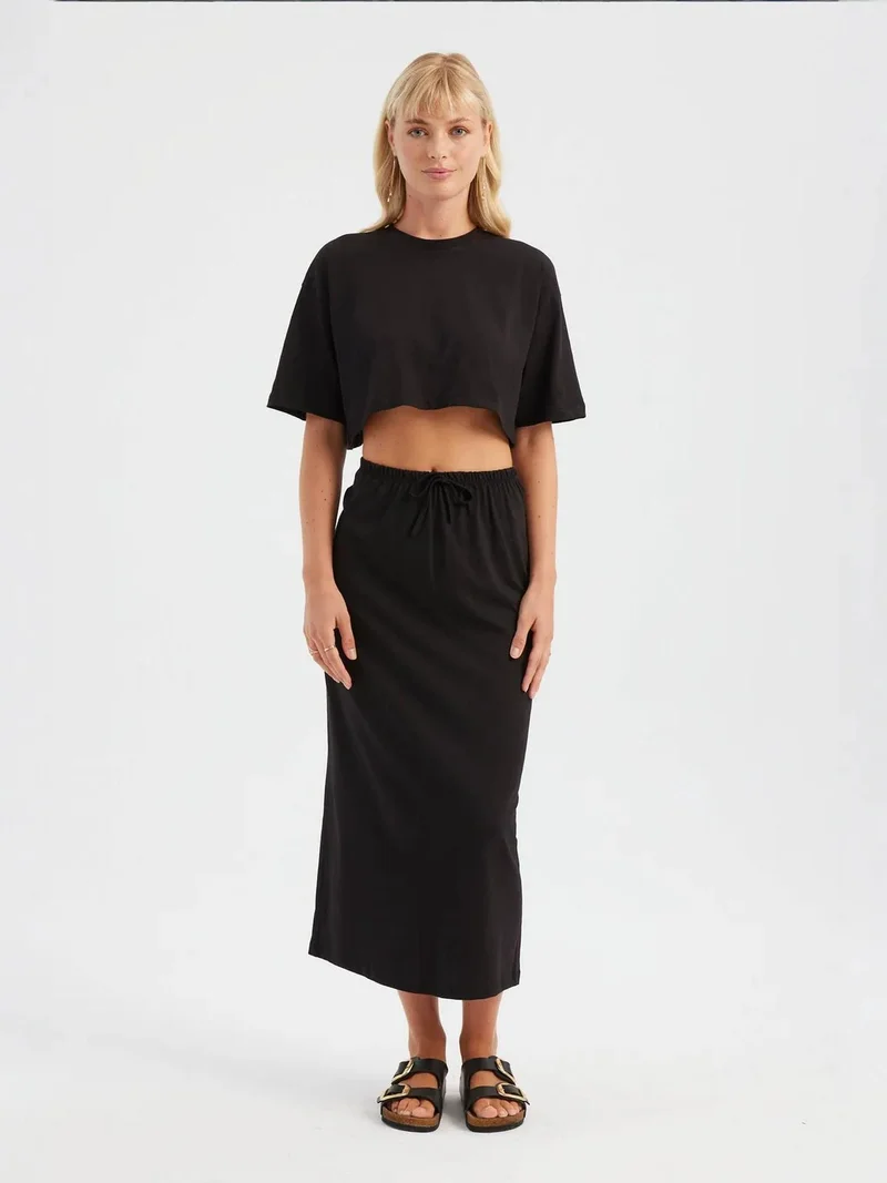 زوبعة قطعتان: بلوزة قصيرة بياقة مستديرة مريحة وتنورة طويلة بخصر مرتفع ورباط