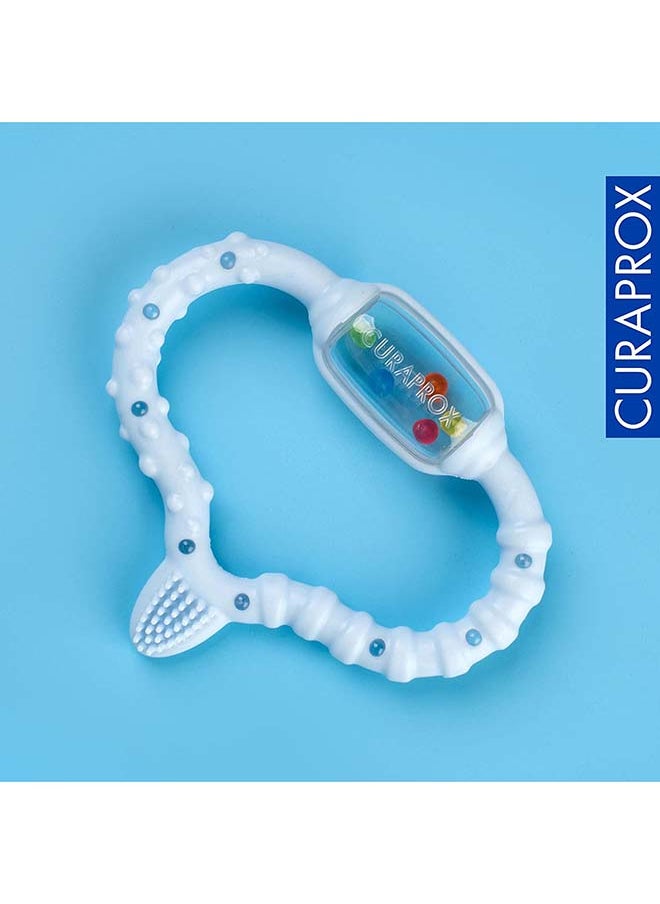 CURAPROX حلقة تسنين كيورابروكس للأطفال، حلقة تسنين زرقاء للأطفال مع خشخيشة، حلقة تسنين للأطفال مع فرشاة أسنان تعليمية، حلقة تسنين للأطفال للتسنين، خالية من مادة بيسفينول أ، زرقاء، قطعة واحدة.  - Image 4