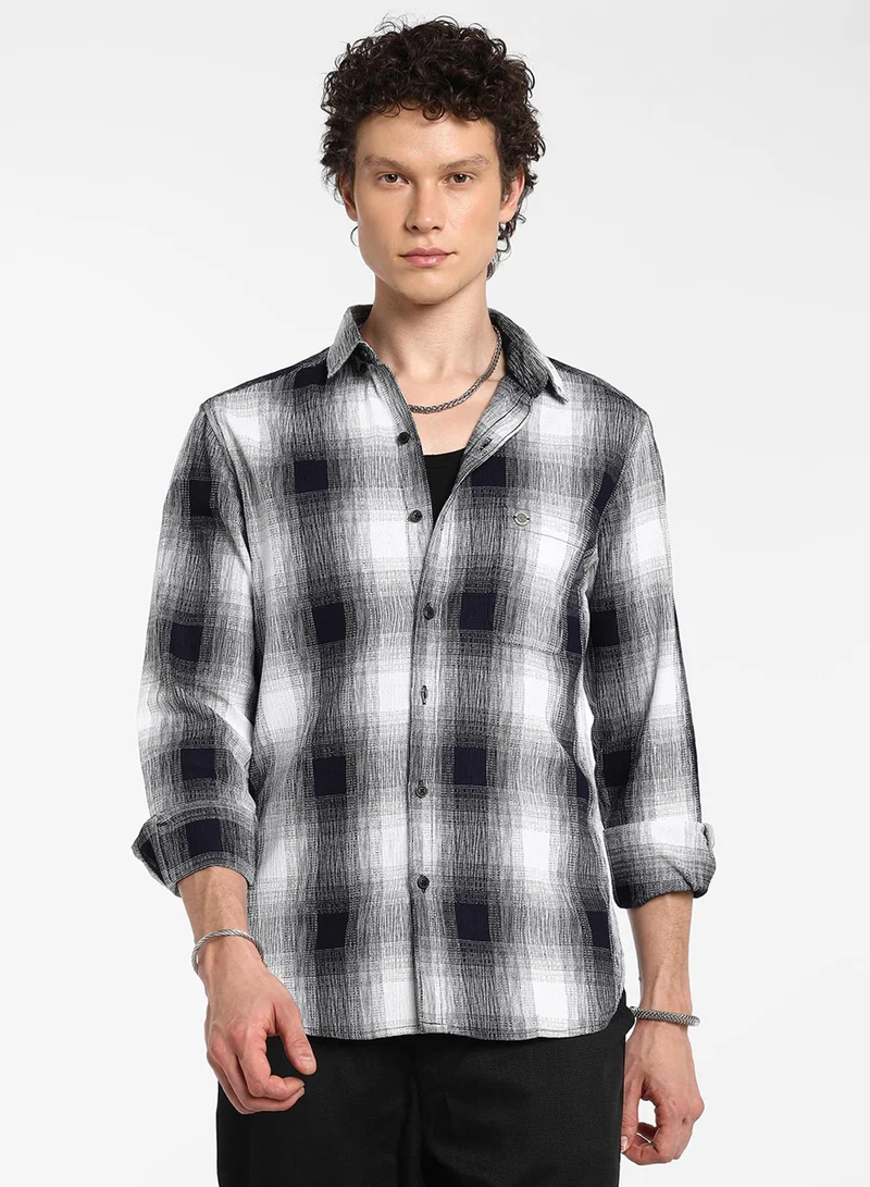 Campus Sutra Men's Charcoal Black & Ivory White Ombre Buffalo Check Shirt For Casual Wear | Spread Collar | Long Sleeve | Button Closure | Shirt Crafted With Comfort Fit For Everyday Wear