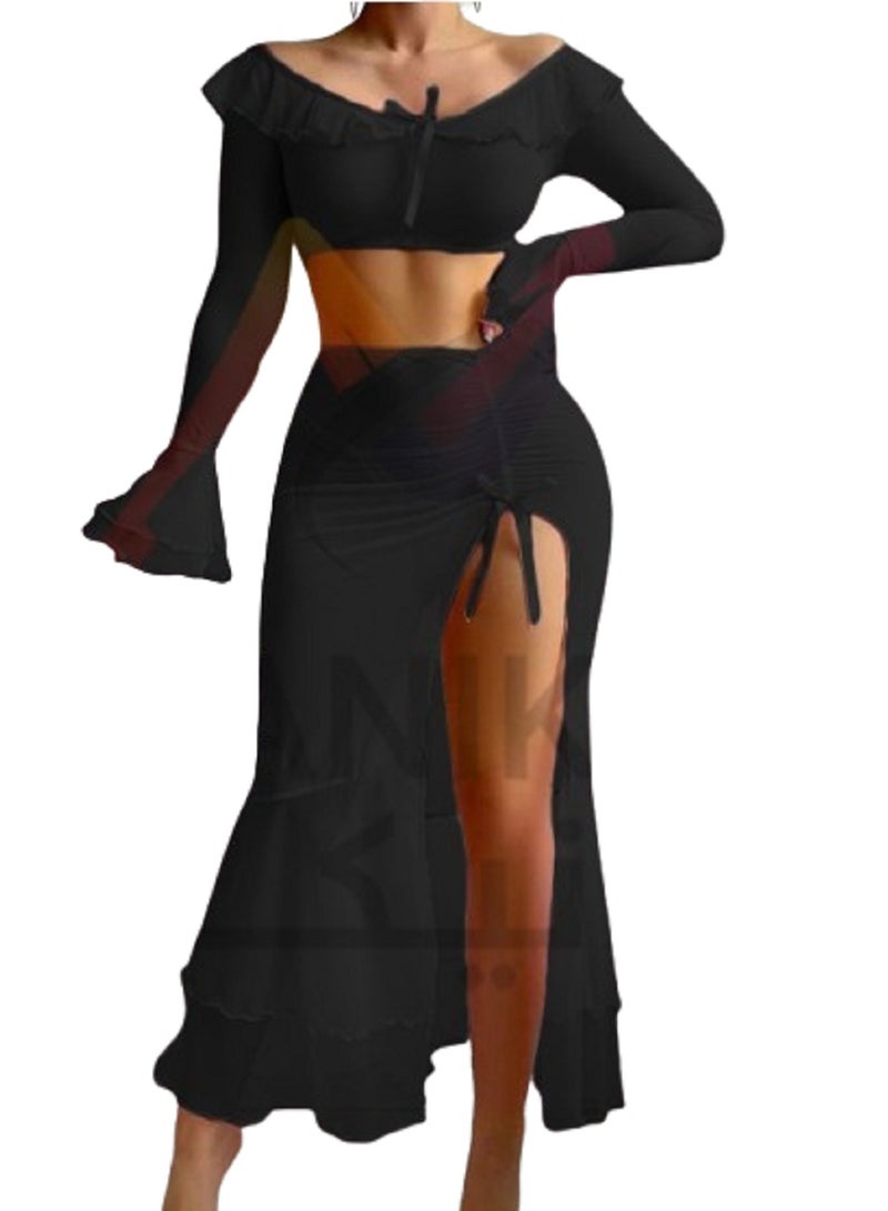 طقم نسائي مكون من بلوزة كروب كتف مكشوف بأكمام طويلة واسعة مع تنورة طويلة بشق جانبي وتفاصيل كشكشه - Image 1