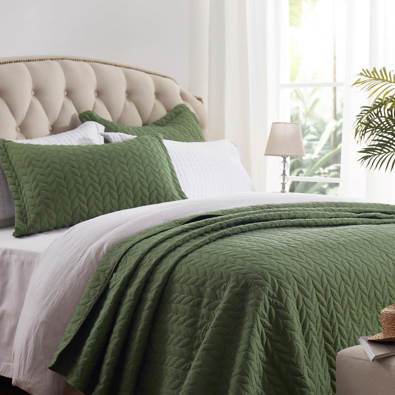 SunStyle Home طقم لحاف SunStyle Home مزدوج، لون أخضر زيتوني، خفيف الوزن، غطاء سرير ناعم قابل للعكس لجميع الفصول، قطعتان، طقم مفروشات مربعة مبطنة باللون الأخضر العسكري (لحاف واحد وغطاء وسادة واحد) (68 بوصة × 86 بوصة). - Image 1
