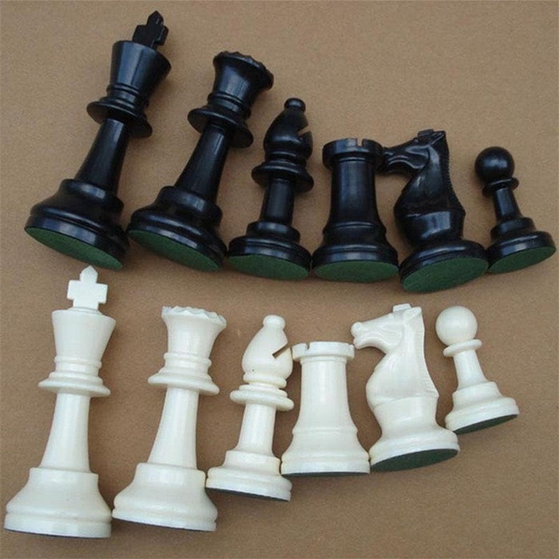 ويوبلز قطع الشطرنج، طقم شطرنج بلاستيكي، طقم شطرنج دولي كامل، طقم شطرنج أبيض وأسود (متوسط) - Image 1