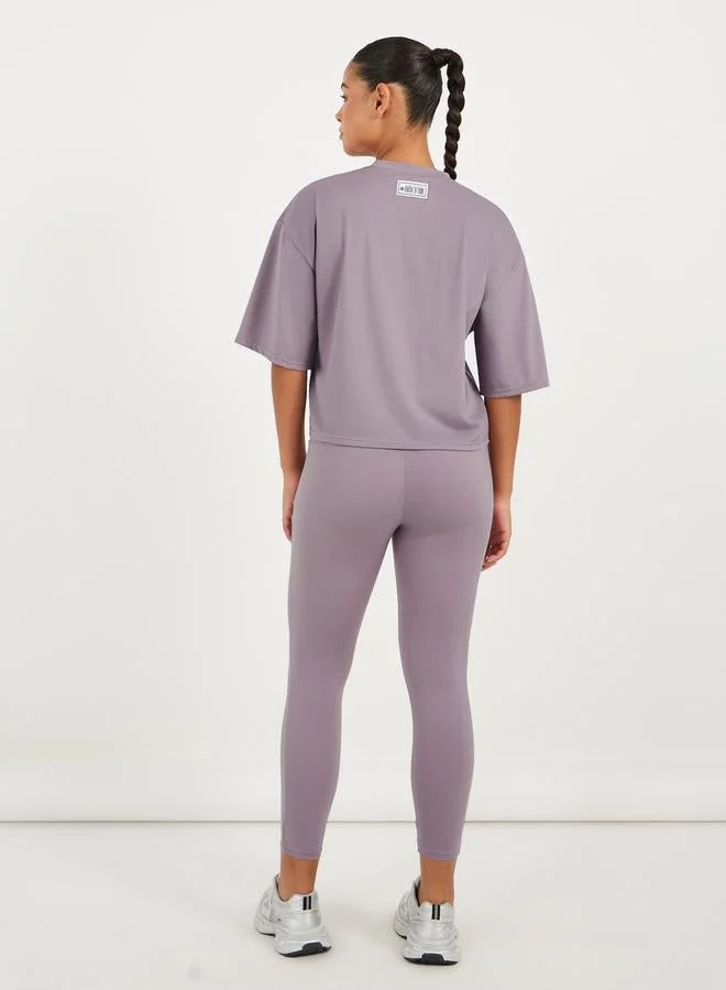 ستايلي اكتيف قميص قصير بأكمام قصيرة مخطط بنص مطبوع من جينسباير إيديشن