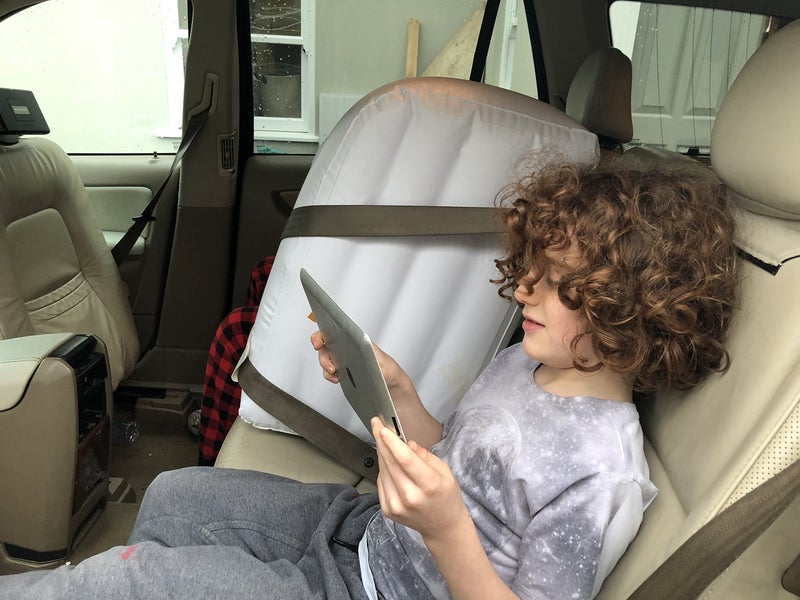 Jet Creations فاصل مقعد السيارة القابل للنفخ من جيت كريشنز - يفصل الأطفال لعدم حدوث مشاجرات في المقعد الخلفي، وسهل التركيب. - Image 1