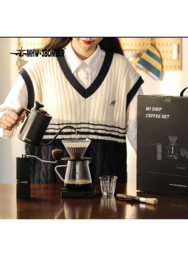 ام اتش دابيلو - ثري بومبار مجموعة قهوة MHW-3BOMBER M1 مع مطحنة يدوية، ومصفاة زجاجية، وغلاية، وميزان، وأوراق ترشيح - 10 قطع (أسود) - Image 2