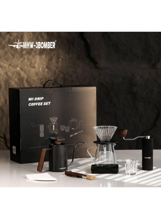 ام اتش دابيلو - ثري بومبار مجموعة قهوة MHW-3BOMBER M1 مع مطحنة يدوية، ومصفاة زجاجية، وغلاية، وميزان، وأوراق ترشيح - 10 قطع (أسود) - Image 3