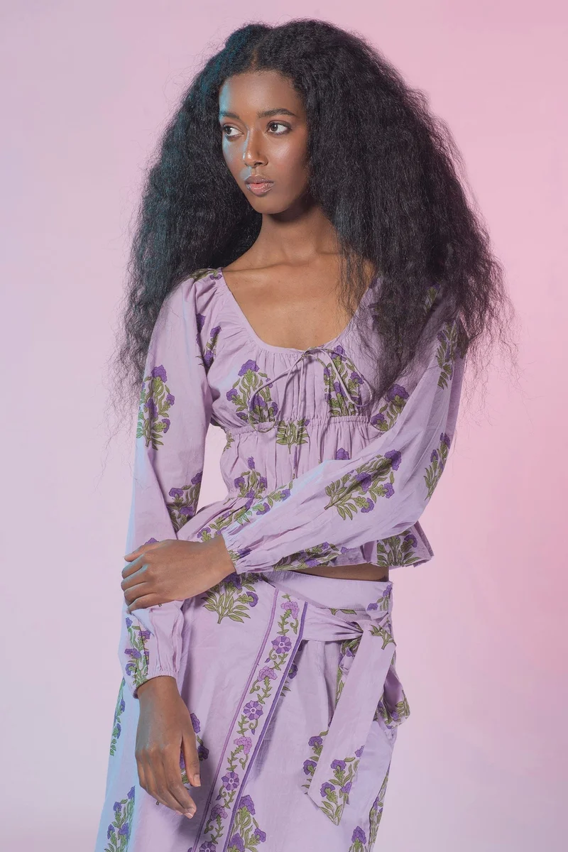 فيرجيو بلوزة قصيرة بخصر مطاطي وطبعة بلوك من قطن فيرجيو %