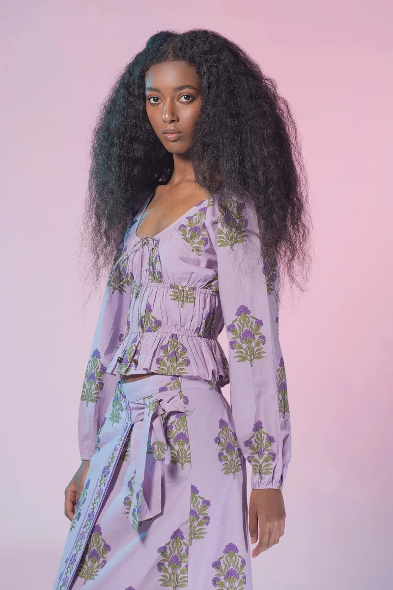 فيرجيو بلوزة قصيرة بخصر مطاطي وطبعة بلوك من قطن فيرجيو %