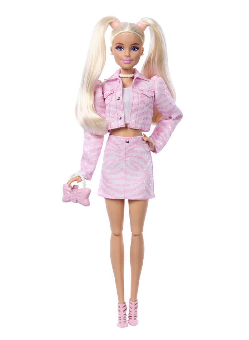Barbie دمية بأسلوب فاخر #9 في زي جينز وردي، شعر أشقر، مجموعة جاكيت وتنورة متطابقة مع إكسسوارات مثل حقيبة قوس ومجوهرات لؤلؤية - Image 5