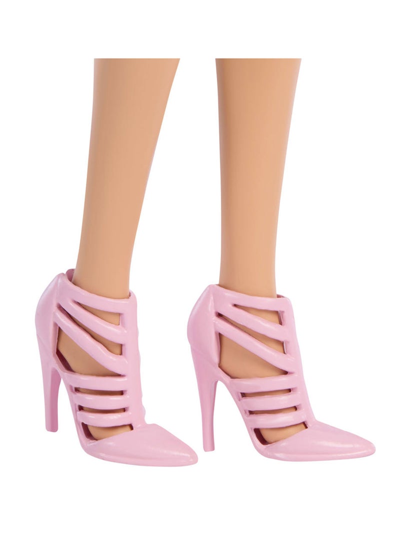 Barbie دمية بأسلوب فاخر #9 في زي جينز وردي، شعر أشقر، مجموعة جاكيت وتنورة متطابقة مع إكسسوارات مثل حقيبة قوس ومجوهرات لؤلؤية - Image 4