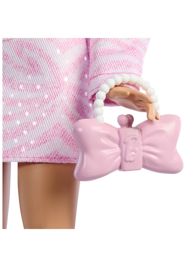 Barbie دمية بأسلوب فاخر #9 في زي جينز وردي، شعر أشقر، مجموعة جاكيت وتنورة متطابقة مع إكسسوارات مثل حقيبة قوس ومجوهرات لؤلؤية - Image 3