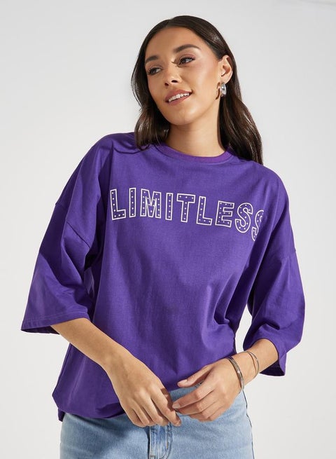 تيشيرت Styli واسع بأكتاف ساقطة وعبارة "Limitless" مرصعة بالكريستال
