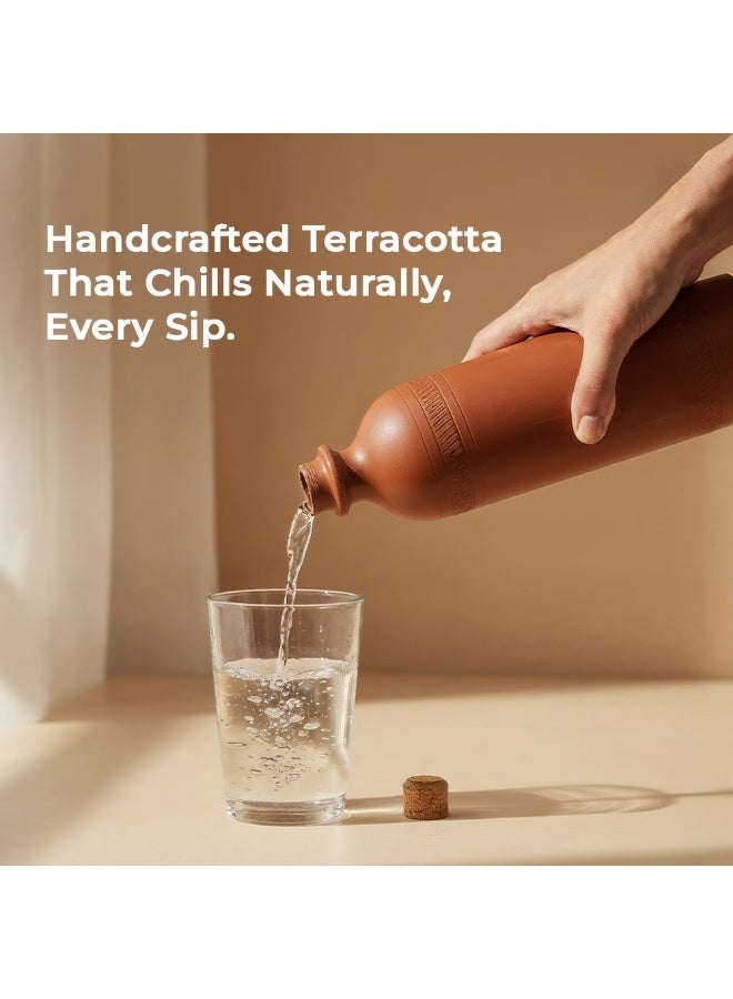 ارك زجاجة ماء مصنوعة يدويًا من الطين المحروق من ARK مع سدادة من الفلين | تبريد طبيعي | صديقة للبيئة | فخار قابل لإعادة الاستخدام للطاولة والمكتب والهدايا | 1 لتر - Image 3