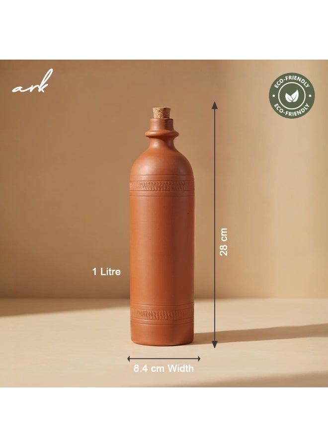 ارك زجاجة ماء مصنوعة يدويًا من الطين المحروق من ARK مع سدادة من الفلين | تبريد طبيعي | صديقة للبيئة | فخار قابل لإعادة الاستخدام للطاولة والمكتب والهدايا | 1 لتر - Image 2