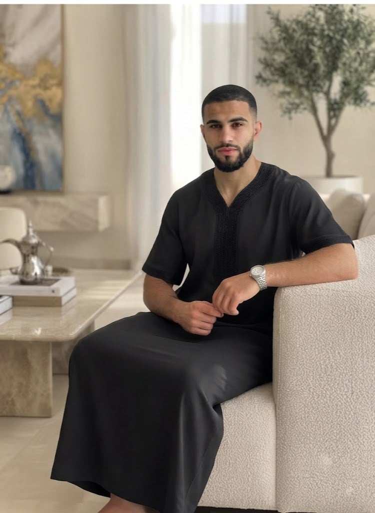 AMYAE Black Emirati Kandura for Men | Traditional Arabic Thobe | UAE Gulf Kandora | Elegant Islamic Men’s Clothing for Eid, Friday Prayer & Special Occasions | Free Size - Image 3
