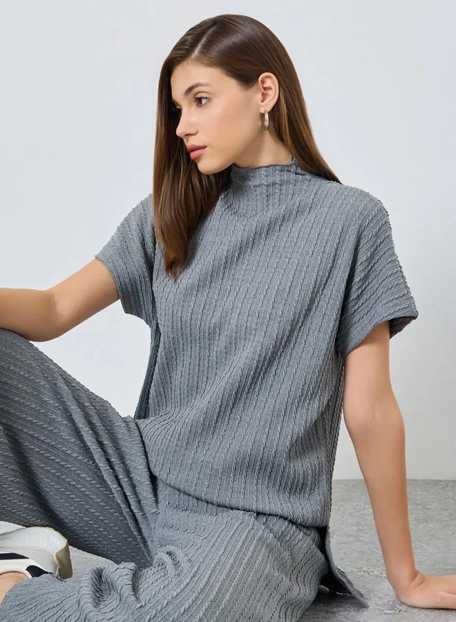 ستايلي بلوزة بنقشة برقبة عالية وفتحة جانبية