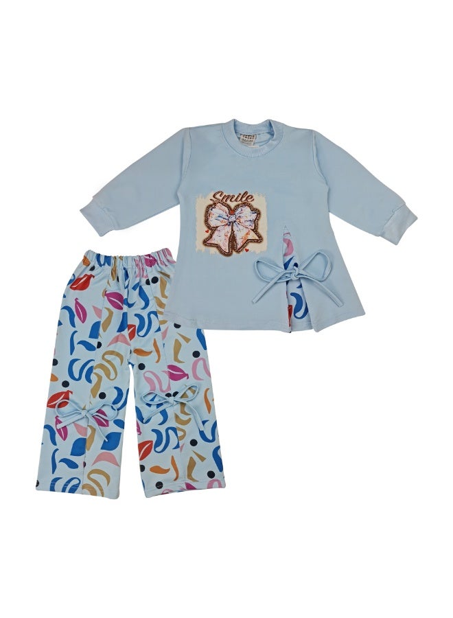 طقم بناتي من قطعتين مع فيونكة مبتسمة، بلوزة بأكمام طويلة وطبعة تجريدية وبنطال، زي كاجوال عصري مع تفاصيل فيونكة جانبية، مناسب للأعمار من 3 إلى 9 سنوات - Image 1