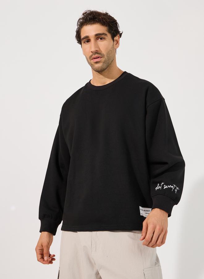 ستايلي سويت شيرت بوكسي بطبعة كتابة مع شارة - Image 1