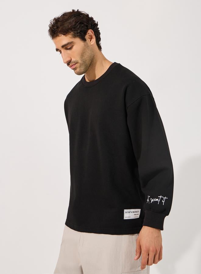 ستايلي سويت شيرت بوكسي بطبعة كتابة مع شارة - Image 3