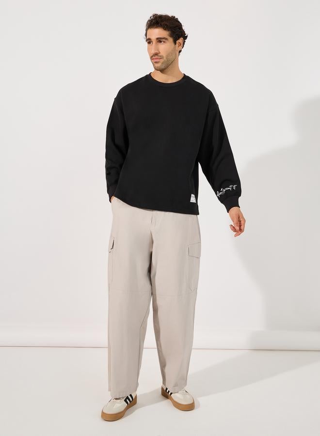 ستايلي سويت شيرت بوكسي بطبعة كتابة مع شارة - Image 2