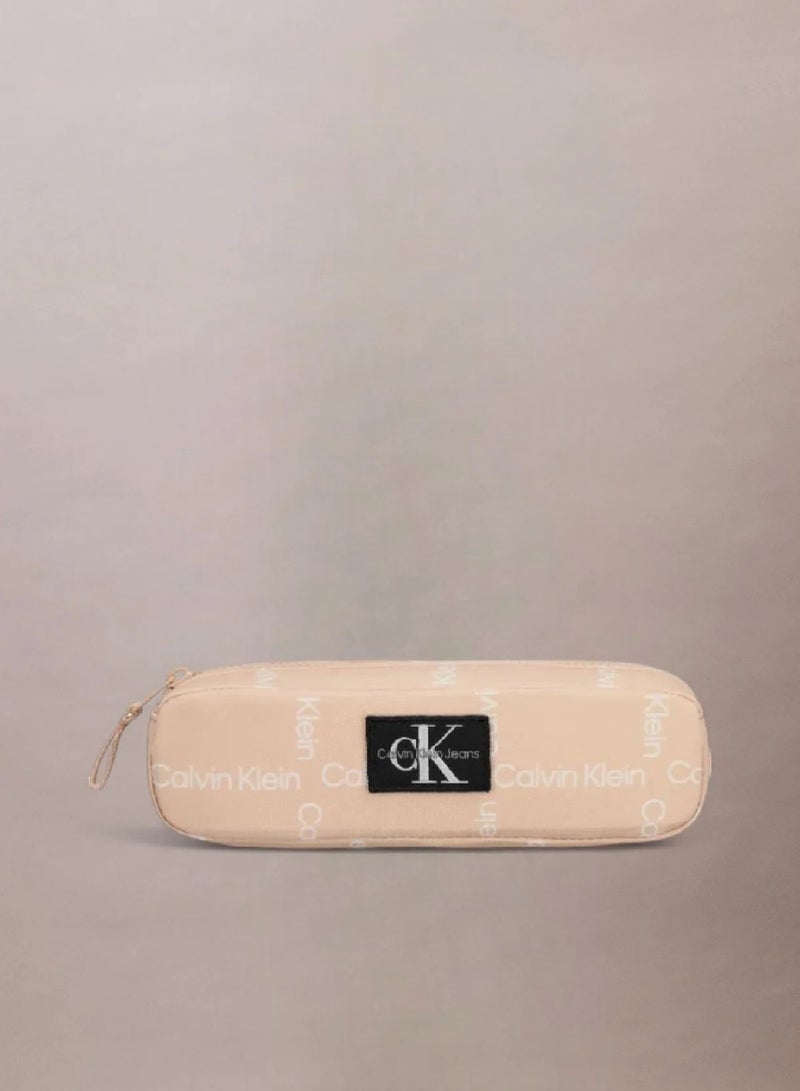 كالفن كلاين جينز حافظة أقلام مزينة بشعار كلفن كلاين للأطفال