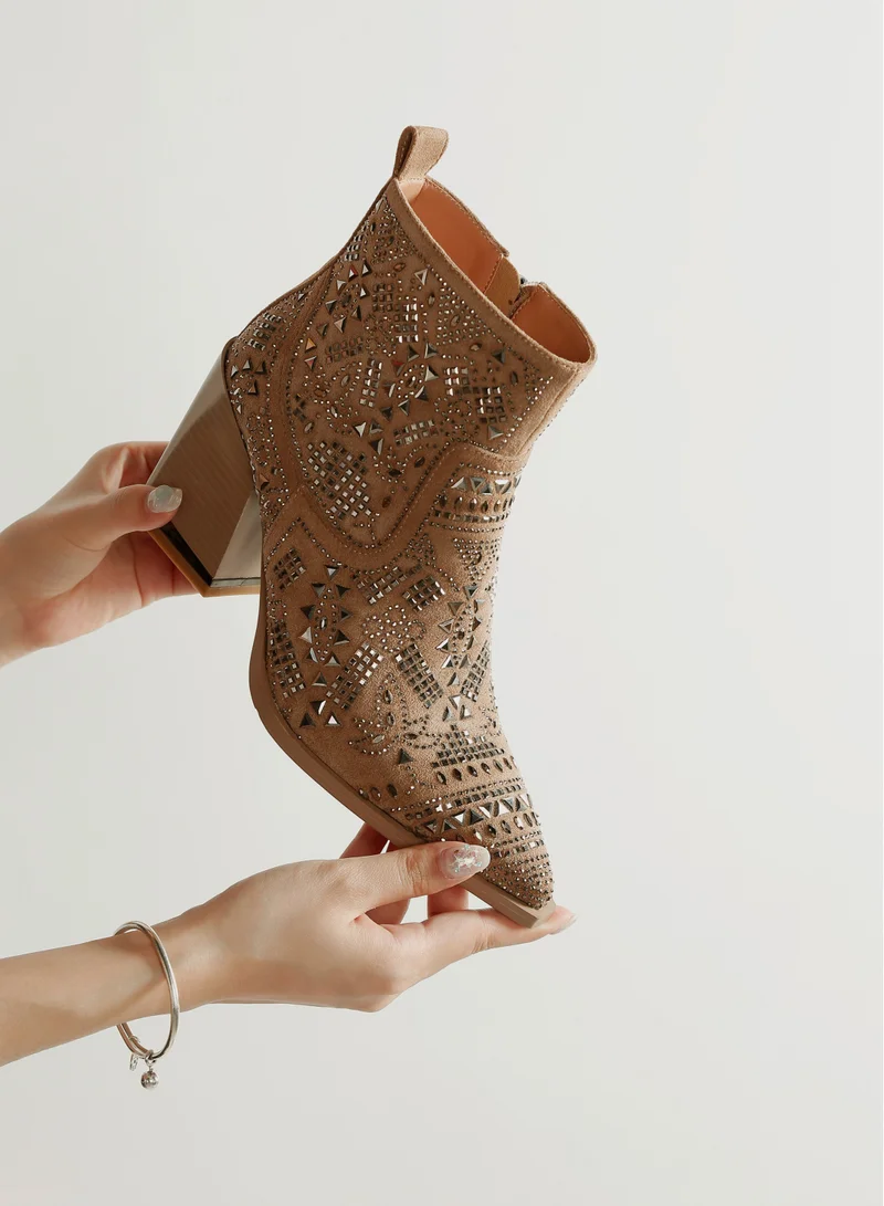 لندن راج حذاء بكعب عالٍ مزين بالمسامير باللون البني