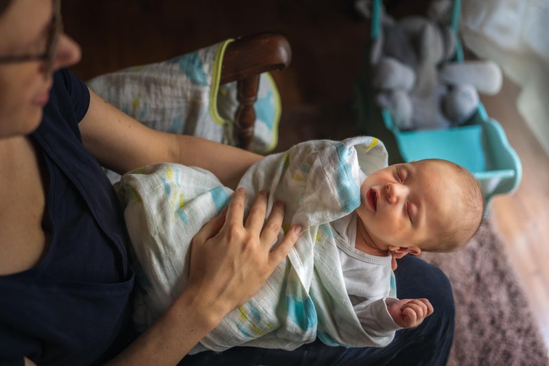 Ooka Baby لفافة أطفال أوكا من قطن الموسلين (عبوة من 1) | طباعة حوت | لفافة موسلين نقية للمواليد الجدد | (أبيض وبنفسجي) - Image 2