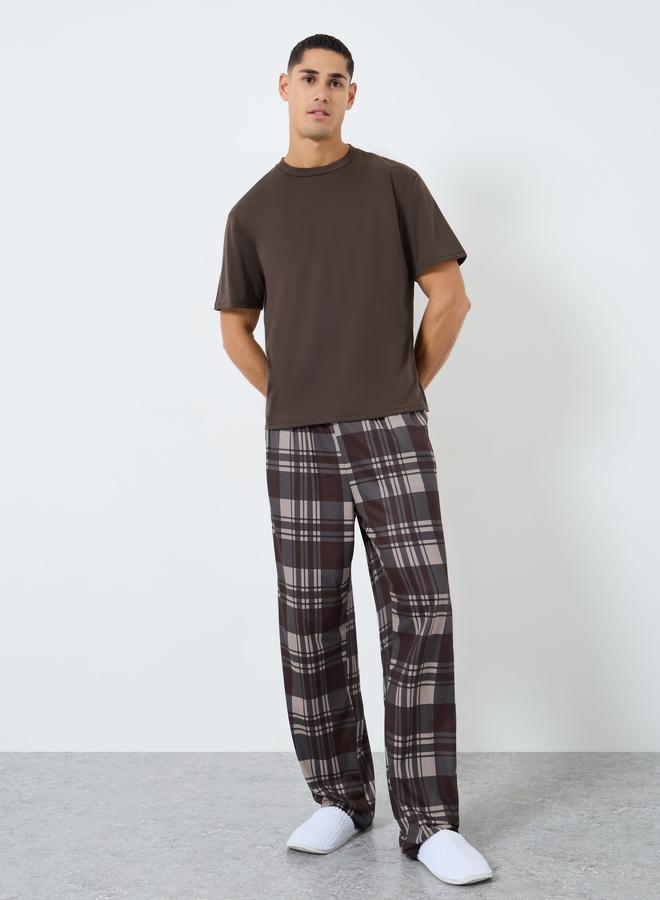 ستايلي طقم بيجاما من بنطال وتيشيرت بنمط مربعات وقصة مريحة - Image 2