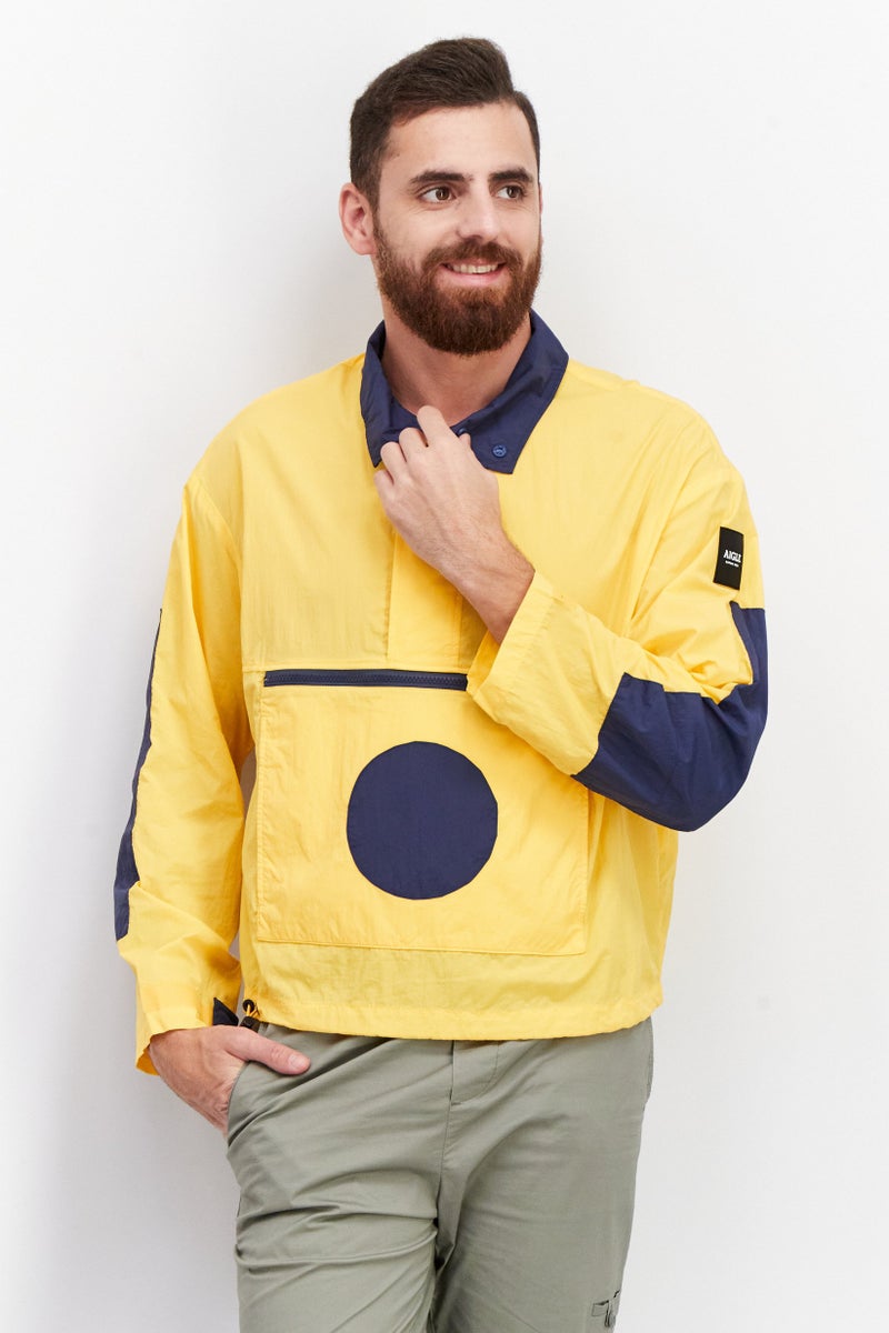 Aigle جاكيت واقي من الرياح بأكمام طويلة و ياقة عالية للرجال، أصفر - Image 1