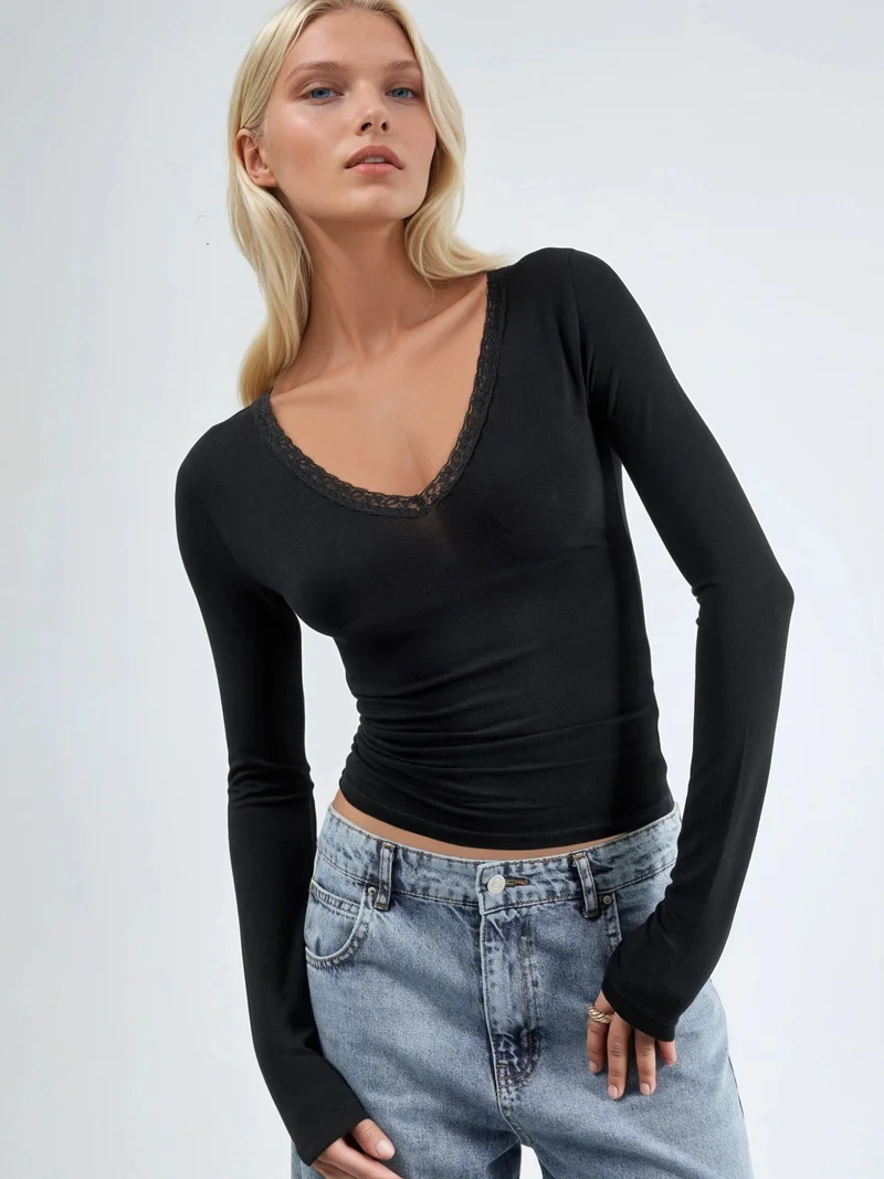 بوسيم BUSEM V-Neck Long Sleeve Blouse with Lace Detail