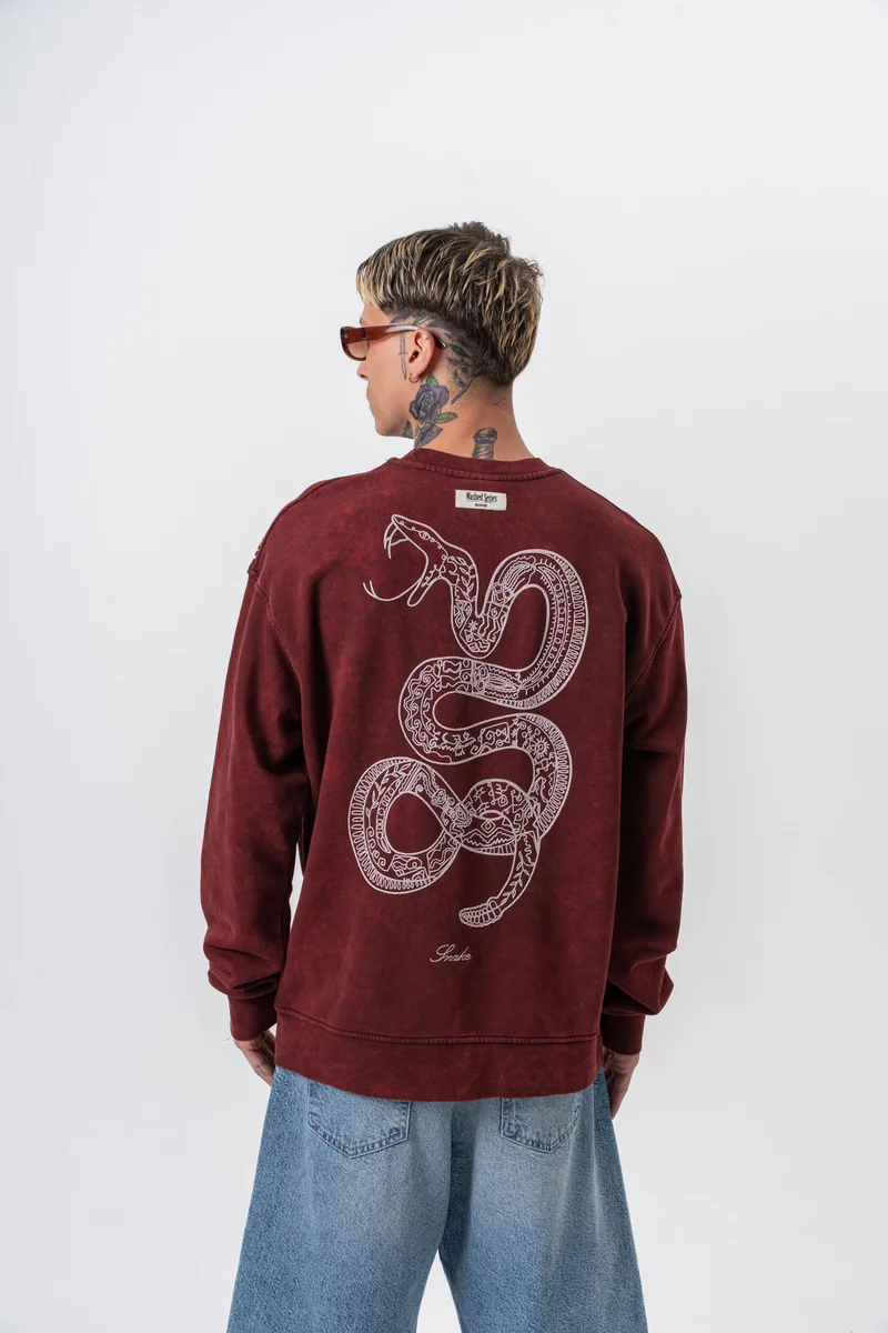 ريسباير سويت شيرت رجالي واسع بياقة دائرية مطرز بالثعبان بلون خمري