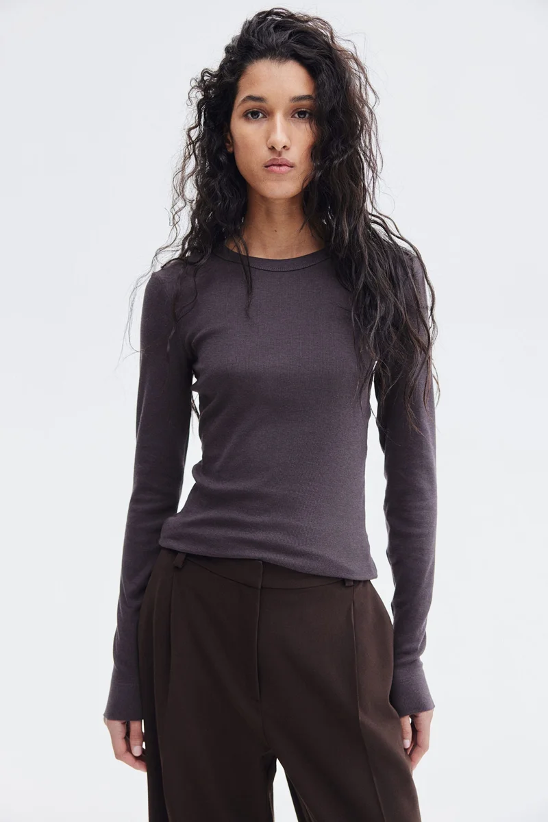 اتش اند ام بلوزة مرنة من مزيج المودال