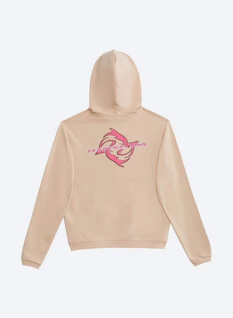 ليس بنجامنز هودي عادي 001