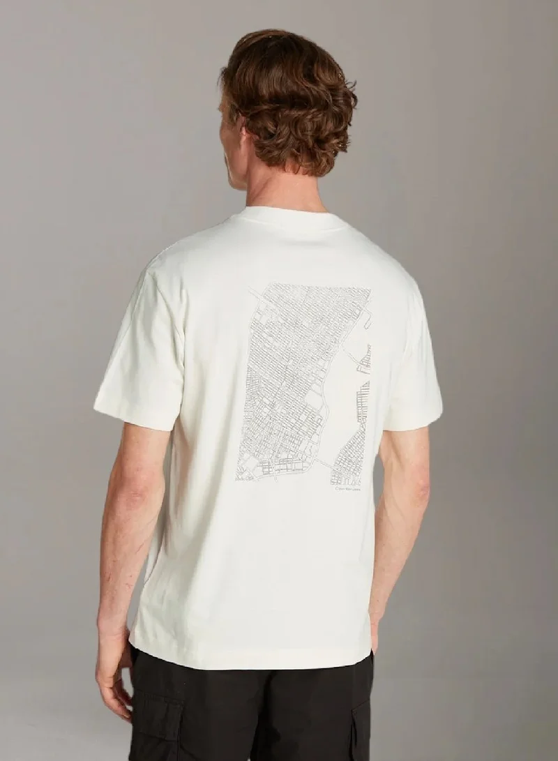 كالفن كلاين جينز تيشرت مريح مزين بشعار كلفن كلاين