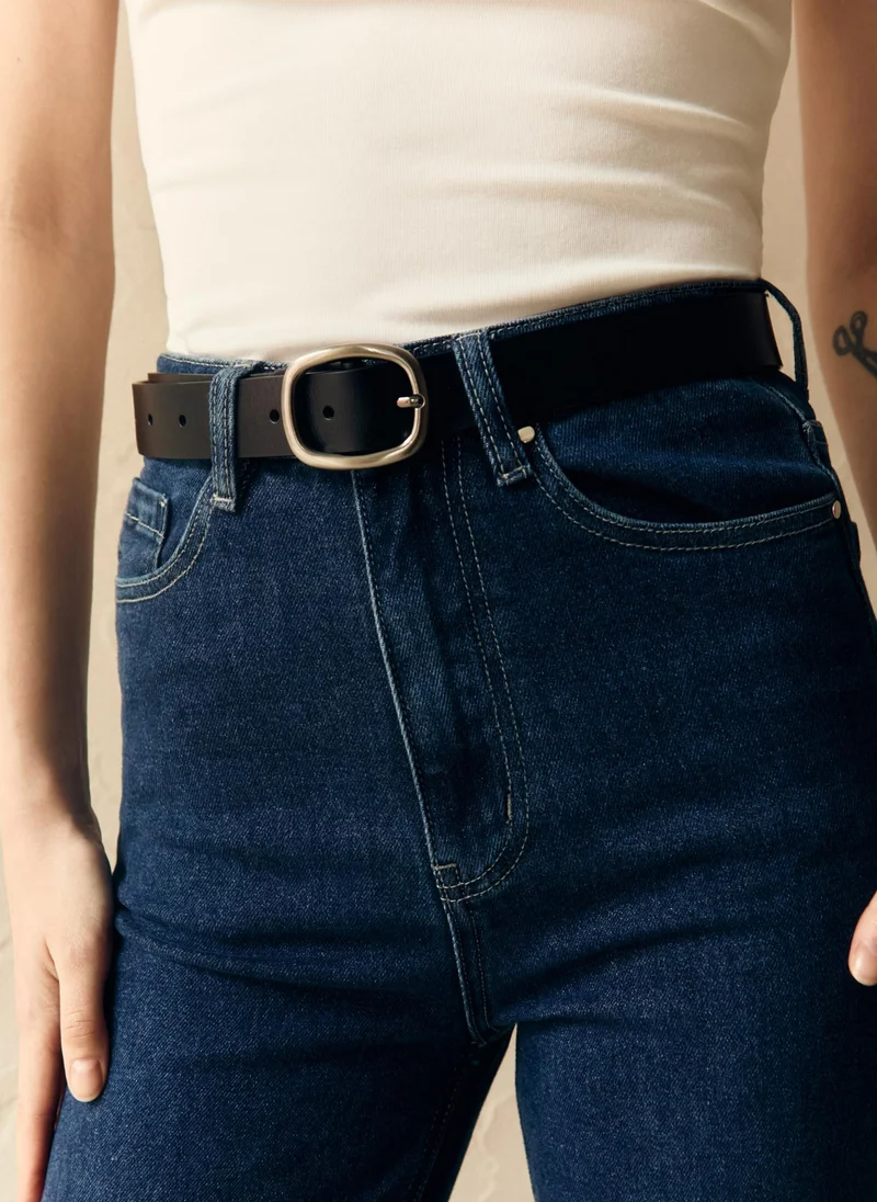 Lichi Wide leather belt with oval buckle
