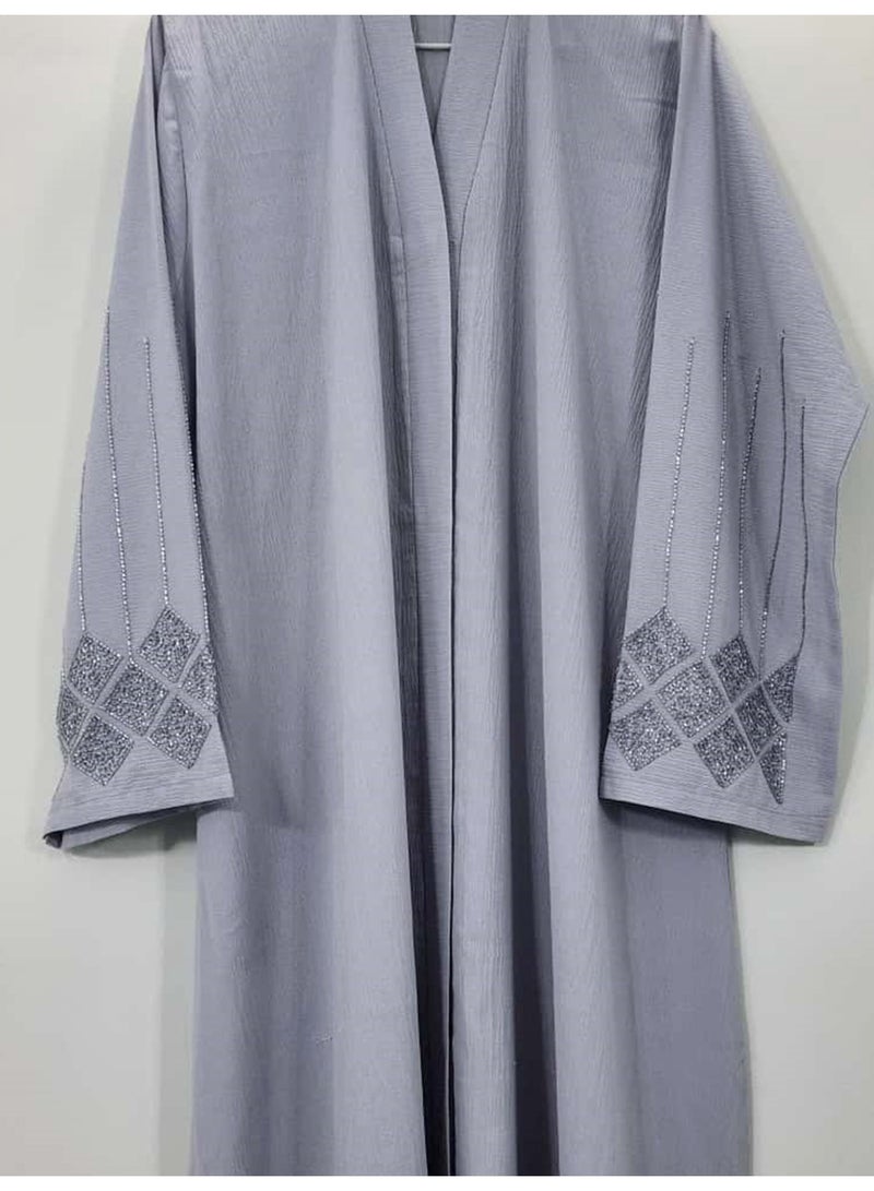 طقم عباية نسائية أنيقة باللون الرمادي بفتحة أمامية مزينة بالخرز المعقد، عباية أنيقة من القطن تسمح بمرور الهواء مع خرز فضي فاخر وأكمام لامعة ووشاح متناسق، تصميم عربي محتشم - Image 2