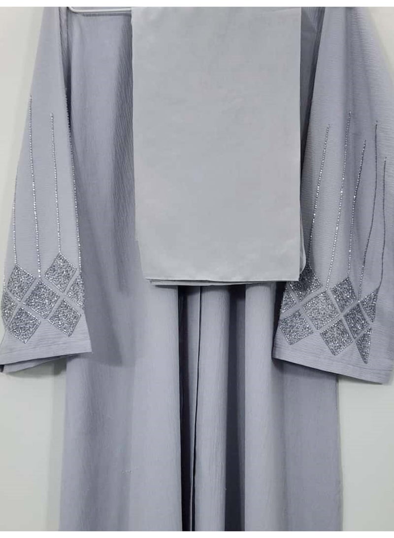 طقم عباية نسائية أنيقة باللون الرمادي بفتحة أمامية مزينة بالخرز المعقد، عباية أنيقة من القطن تسمح بمرور الهواء مع خرز فضي فاخر وأكمام لامعة ووشاح متناسق، تصميم عربي محتشم - Image 4