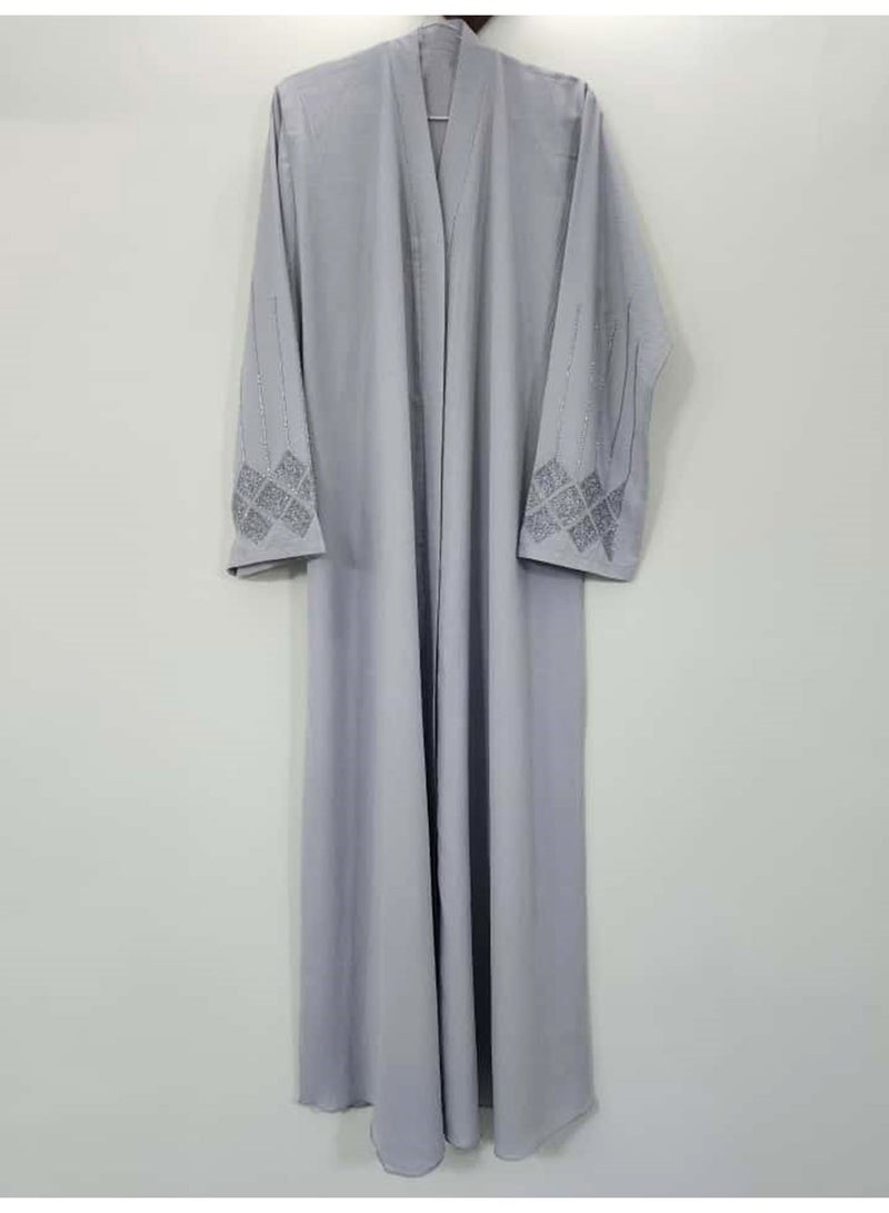 طقم عباية نسائية أنيقة باللون الرمادي بفتحة أمامية مزينة بالخرز المعقد، عباية أنيقة من القطن تسمح بمرور الهواء مع خرز فضي فاخر وأكمام لامعة ووشاح متناسق، تصميم عربي محتشم - Image 5