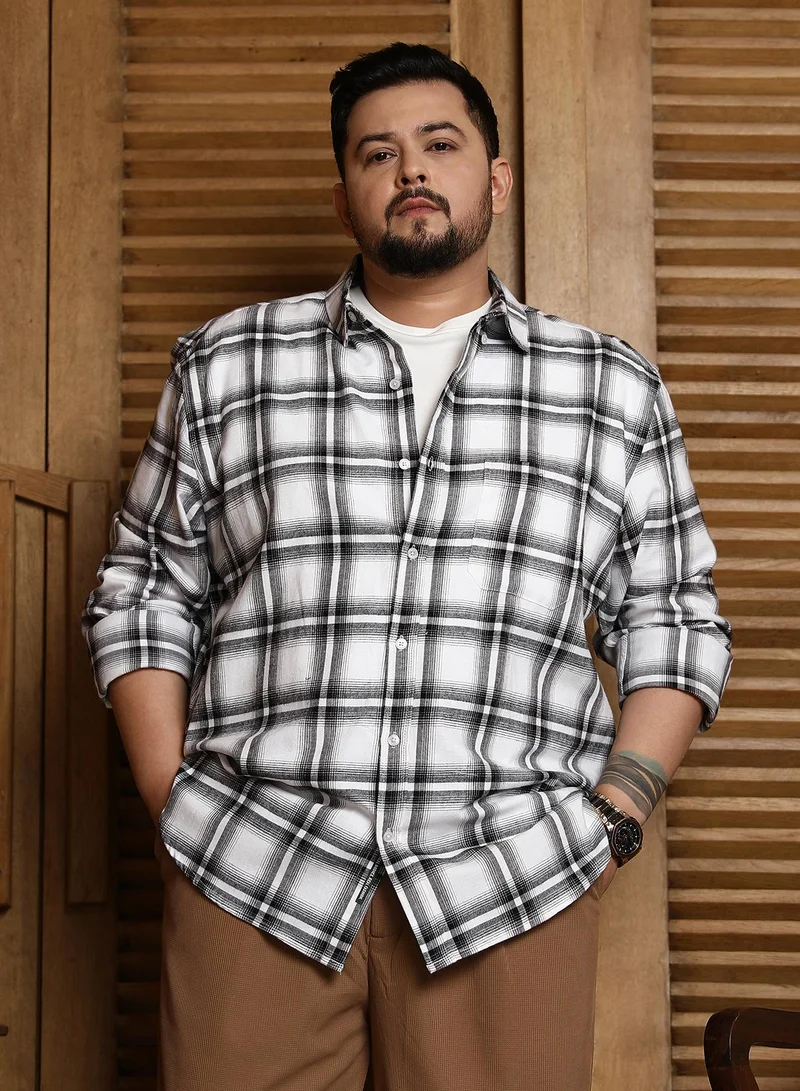 انستافاب بلس قميص كاروهات رجالي أبيض وأسود من إنستافاب بلس للملابس الكاجوال