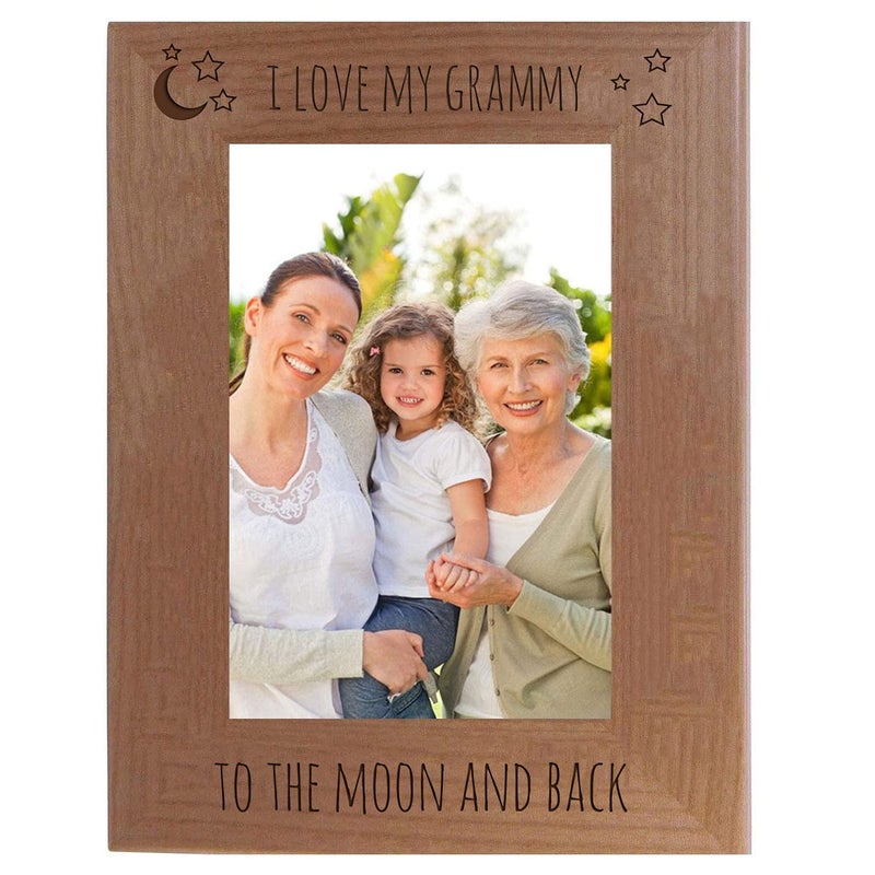 كاستم جيفتس ناو Customgiftsnow I Love My Grammy To The Moon And Back - منقوش على خشب ألدر الطبيعي المعلق/صورة سطح الطاولة، صورة تذكارية للعائلة، إطار خشبي حقيقي - Image 1