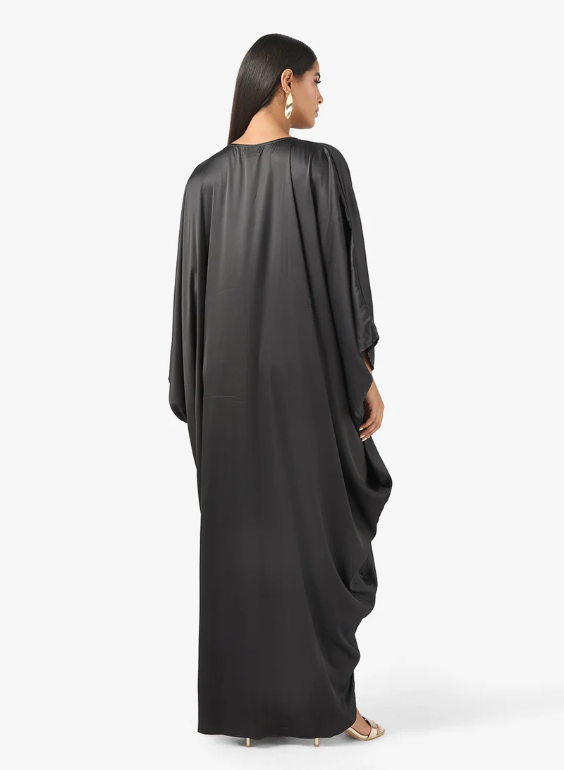 جولدن ابل فستان قفطان بياقة على شكل حرف  وتفاصيل رباط