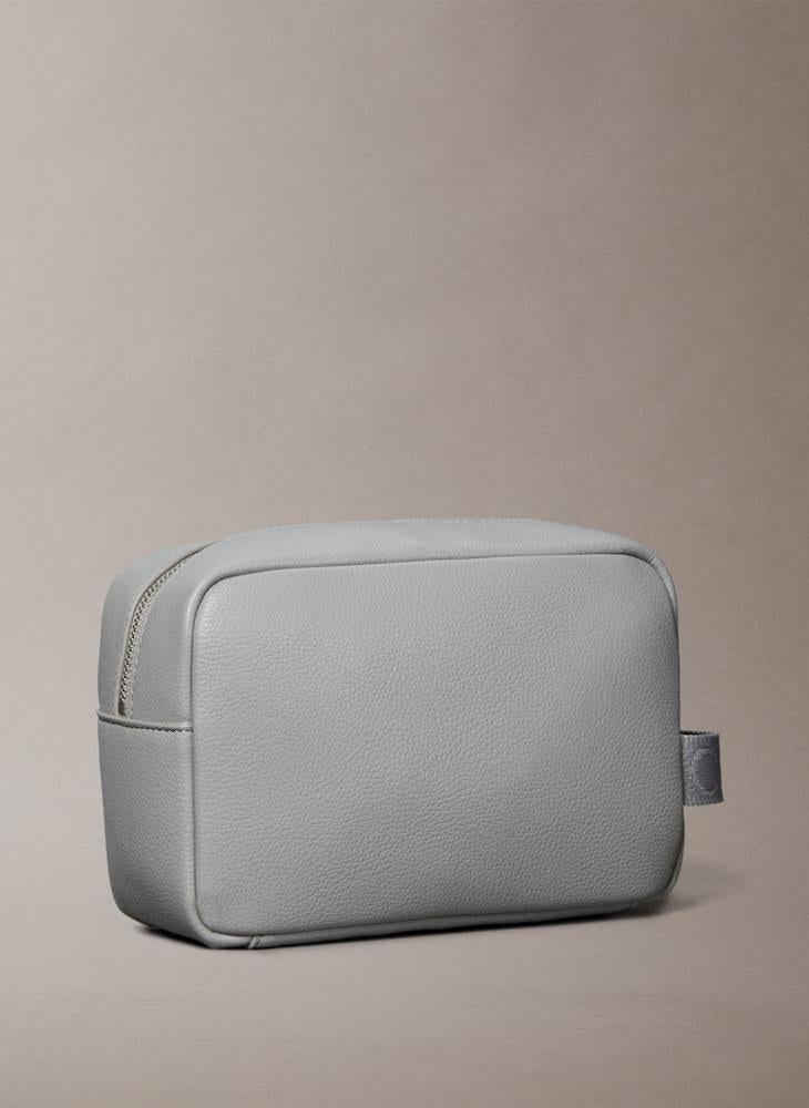 كالفن كلاين حقيبة أدوات الزينة بسحاب - Image 2