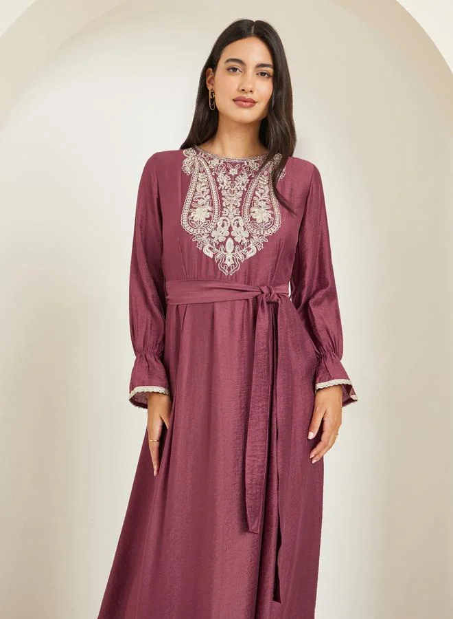 ستايلي فستان طويل بحافة واسعة وتفاصيل مُطرّزة