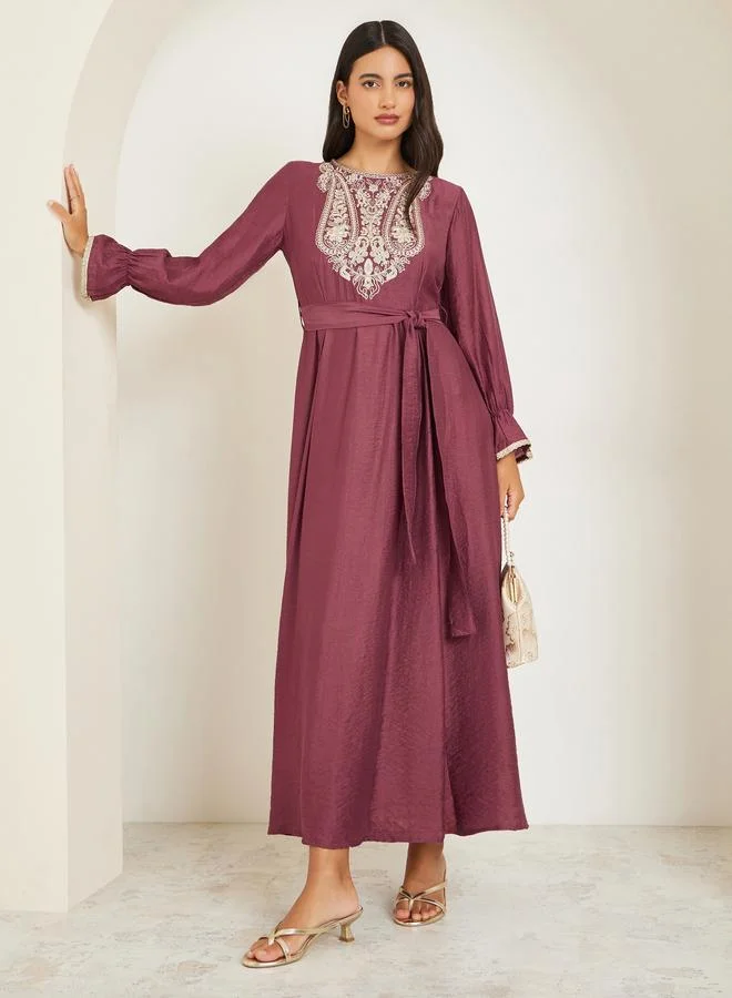 ستايلي فستان طويل بحافة واسعة وتفاصيل مُطرّزة