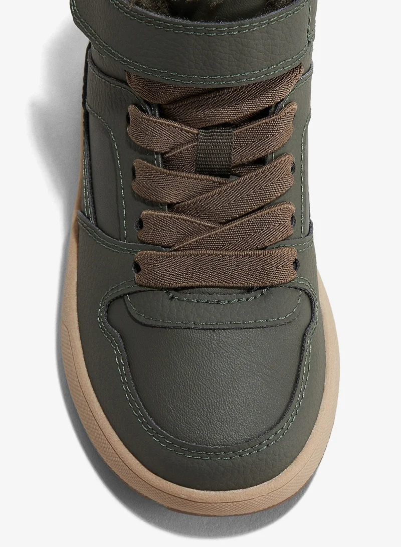 اتش اند ام حذاء رياضي ببطانة دافئة