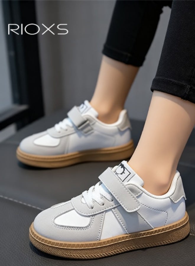 ريوكس أحذية رياضية كاجوال للأطفال، أحذية شمواه سهلة الارتداء للأولاد والبنات، أحذية مريحة واسعة مستديرة، أحذية أطفال حافية القدمين مضادة للانزلاق، حذاء لوفر كلاسيكي للجري والارتداء اليومي، أحذية أطفال كاكي - Image 1