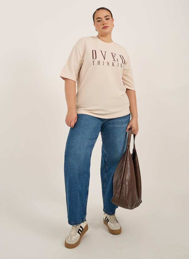 ستايلي تيشيرت مقاس كبير بطبعة شعار وأكتاف ساقطة - Image 2