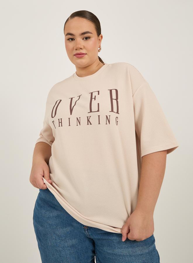 ستايلي تيشيرت مقاس كبير بطبعة شعار وأكتاف ساقطة - Image 1