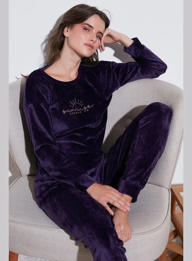 ليلا طقم بيجامة نسائي من فيلفيت ناعم بياقة دائرية بقصة قياسية من ليلا